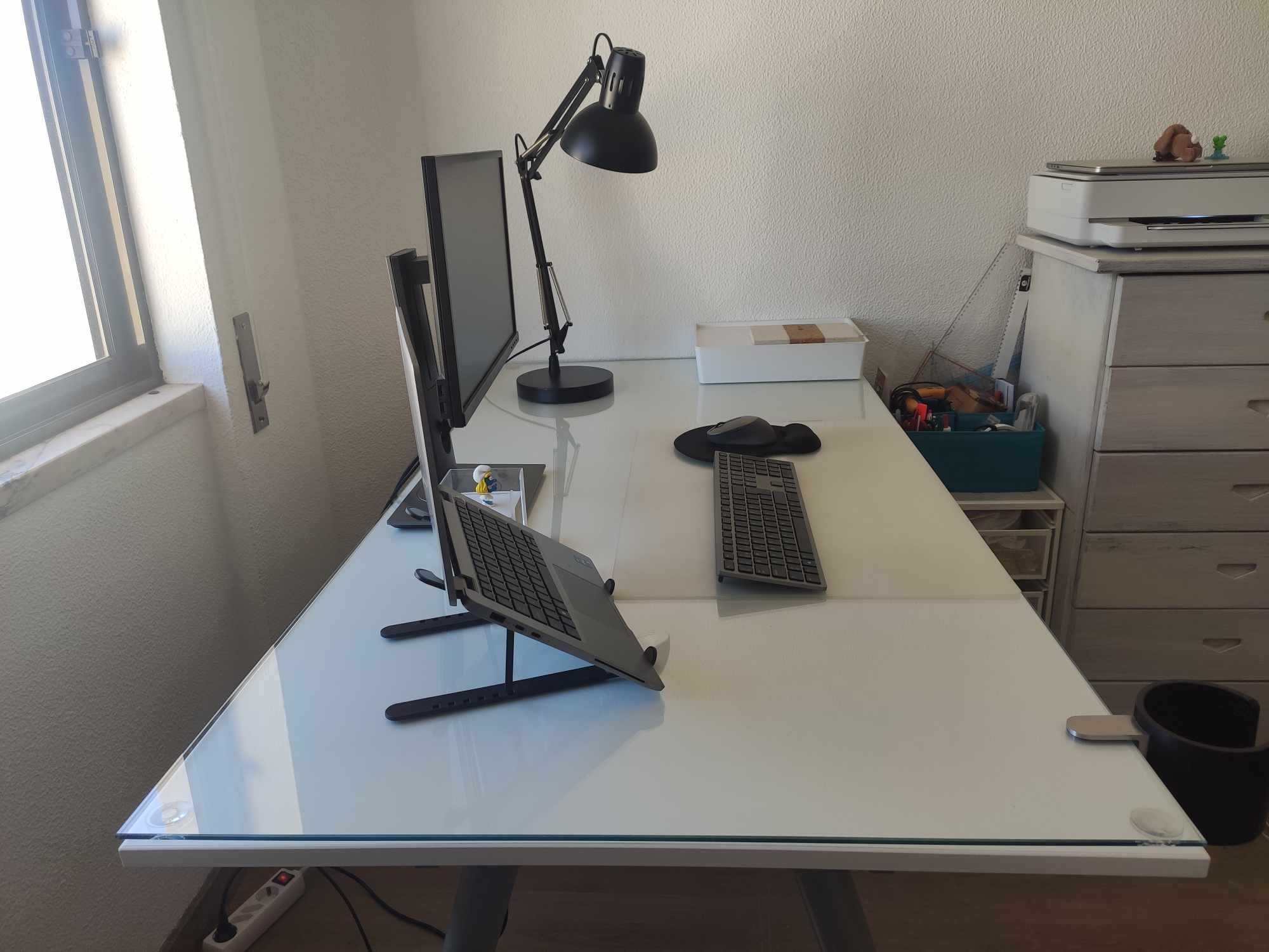 Mesa/secretária com tampo de vidro e altura dos pés ajustáveis