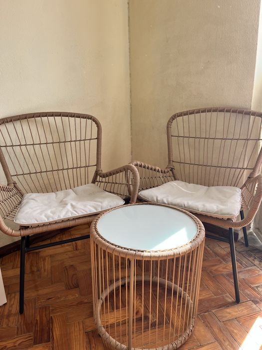 Conjunto de cadeiras e mesa