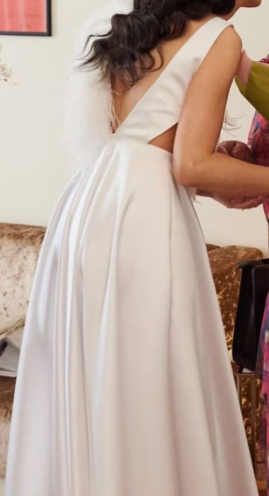 Minimalistyczna suknia ślubna z piórami