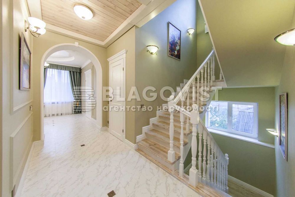 Чудовий будинок поряд Голосеевского парку, м. Голосіївська