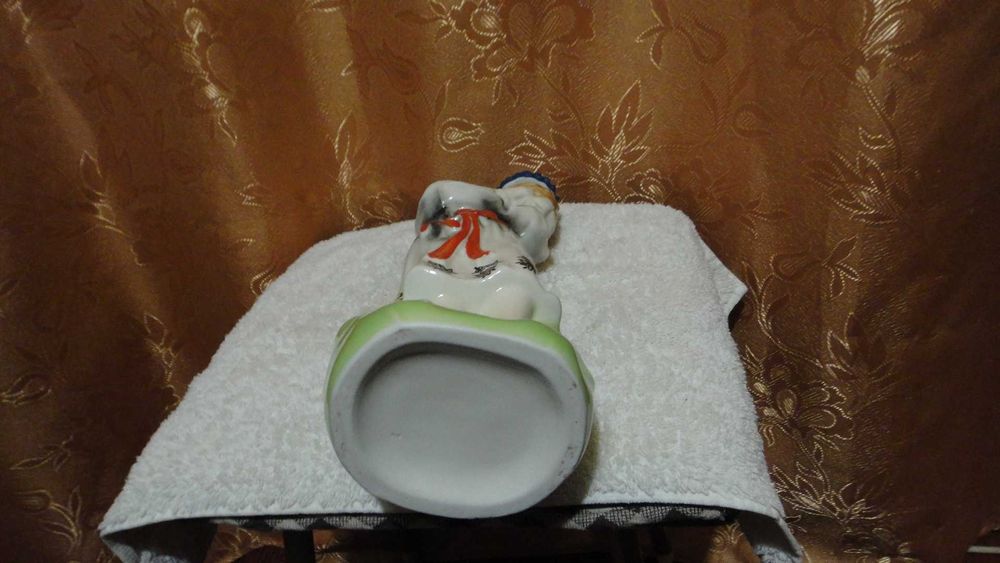 Штоф Українка із під горілки. В гарному стані.