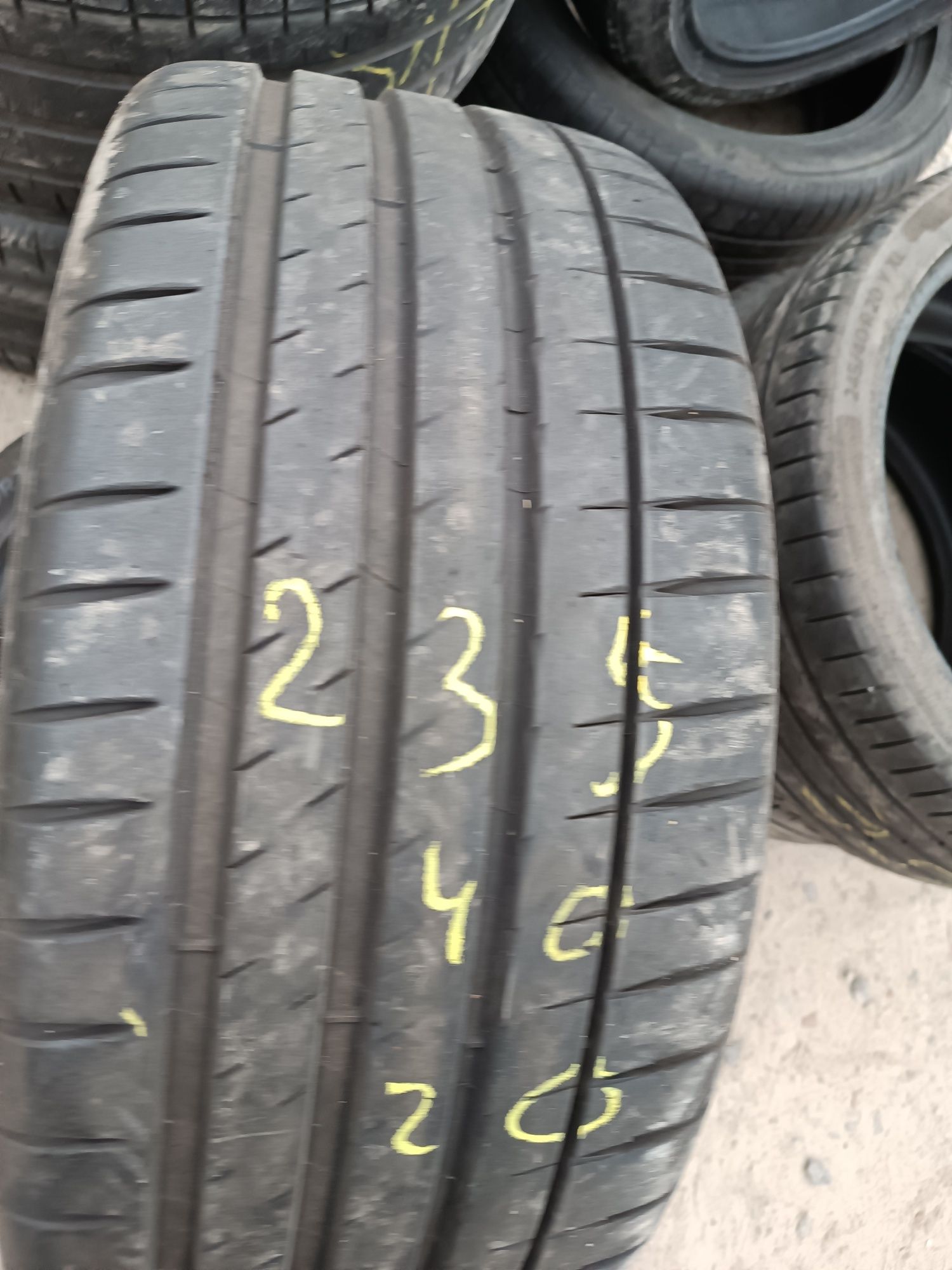 Шини літо Michelin 235/40/20 6mm 2шт.