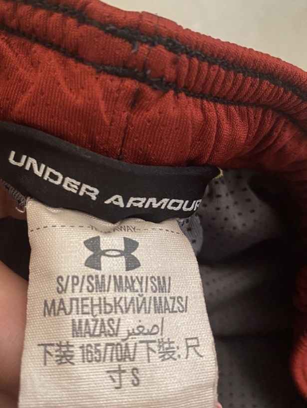 Under Armour Wru krótkie sportowe spodenki r. S szorty Heat Gear