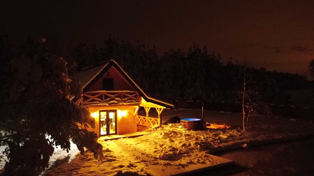 Domek na wynajem nad stawem balia z jacuzzi relaks odpoczynek