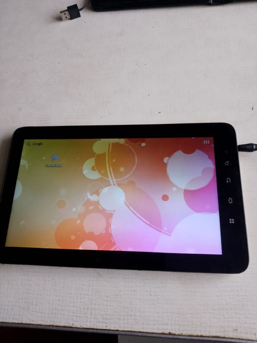 Планшет Андроїд з блоком живлення