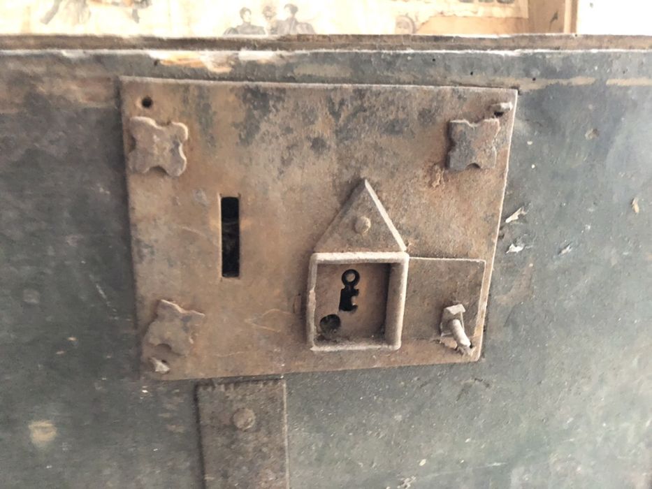 Kolekcjonerska skrzynia drewniana, kufer, metalowe okucia, stara prasa