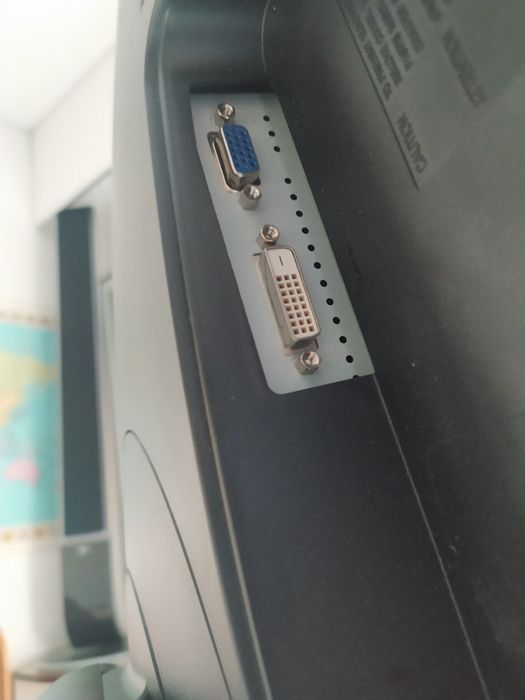 Monitor Samsung rotativo de 22 polegadas