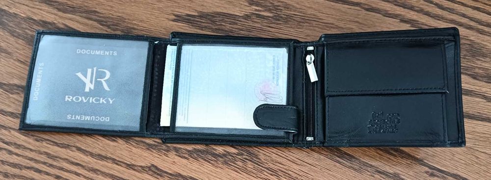 Nowy portfel męski ze skóry naturalnej.