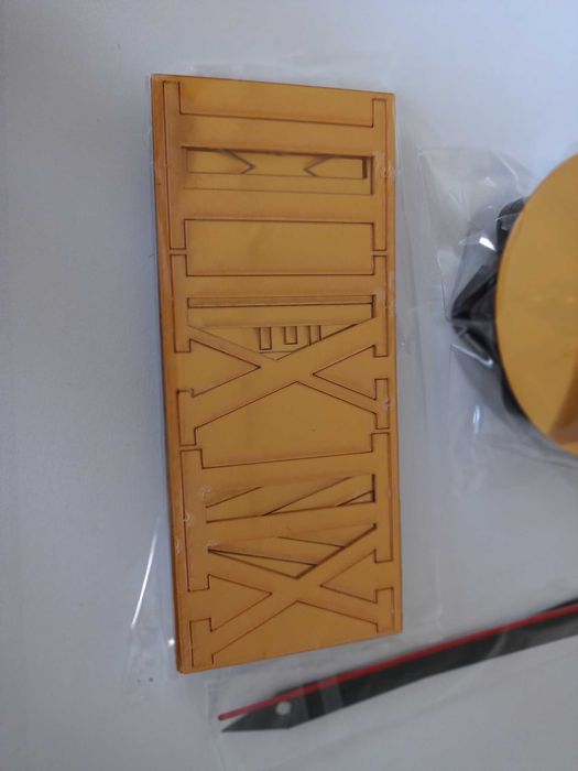 Zegar scienny naklejany kolor złoty