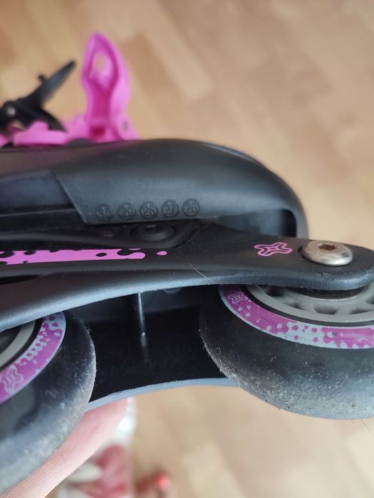 Patins, capacete joelheiras, cotoveleiras e proteção de mãos