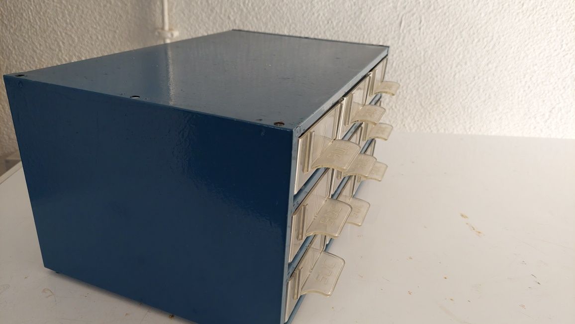 Conjunto de 4 módulos com gavetas para arrumação .