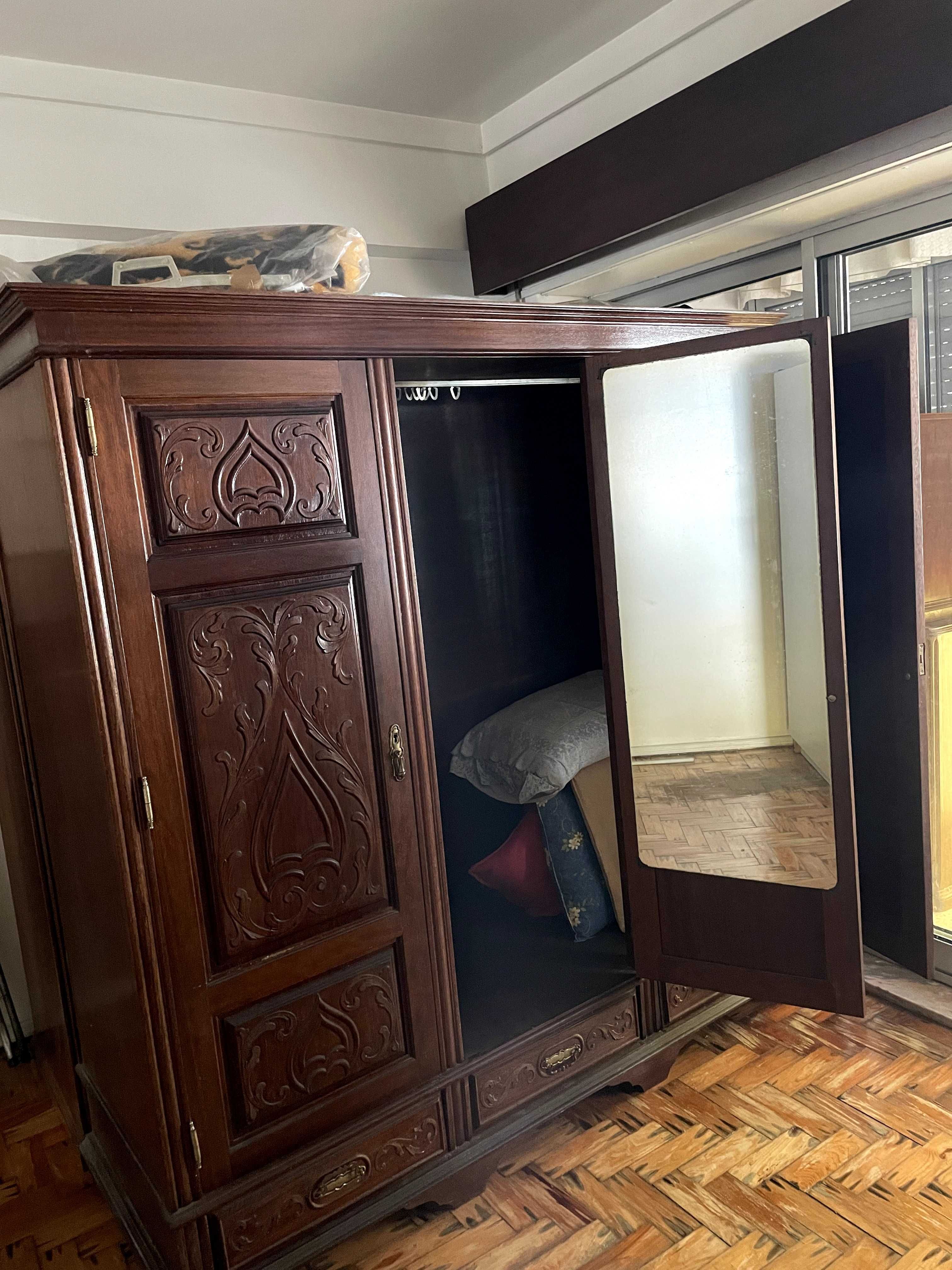 Conjunto de Mobília de Quarto em Madeira