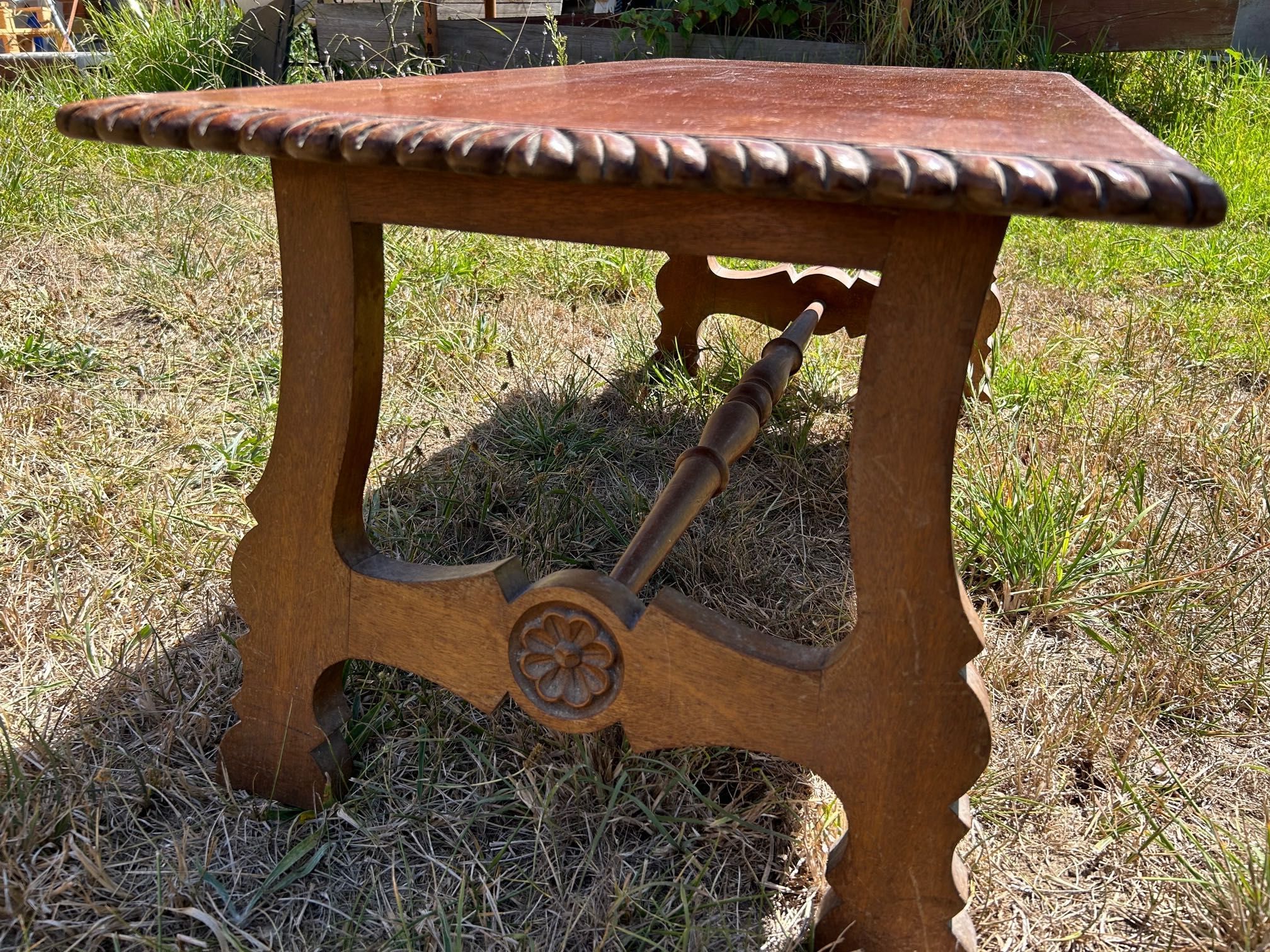 Mesinha de café em Madeira maciça.