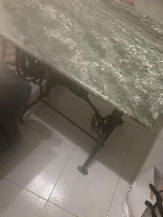 Mesa em mármore,  com estrutura de máquina de costura
