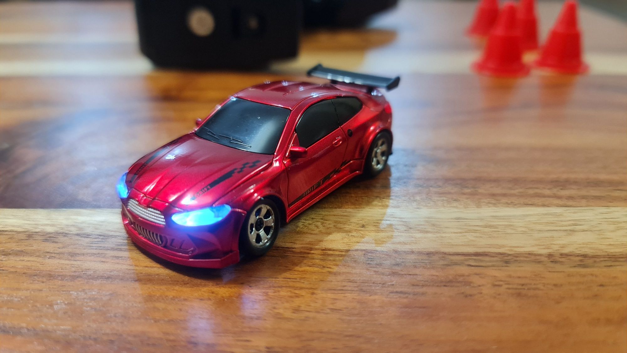 Samochód zdalnie sterowany Drifter w skali 1:64 z etui i pachołkami