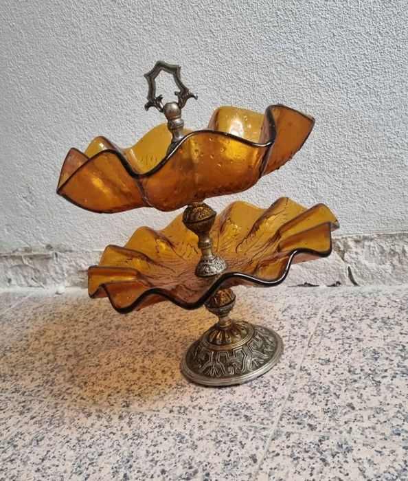 Antiga taça de fruteira em vidro âmbar, com detalhes em metal.