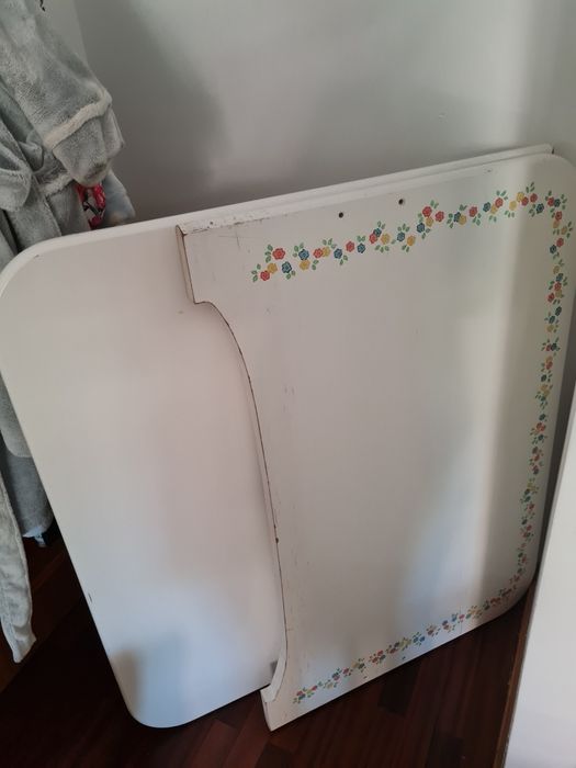Cama, mesa de cabeceira e estante de madeira maciça branca