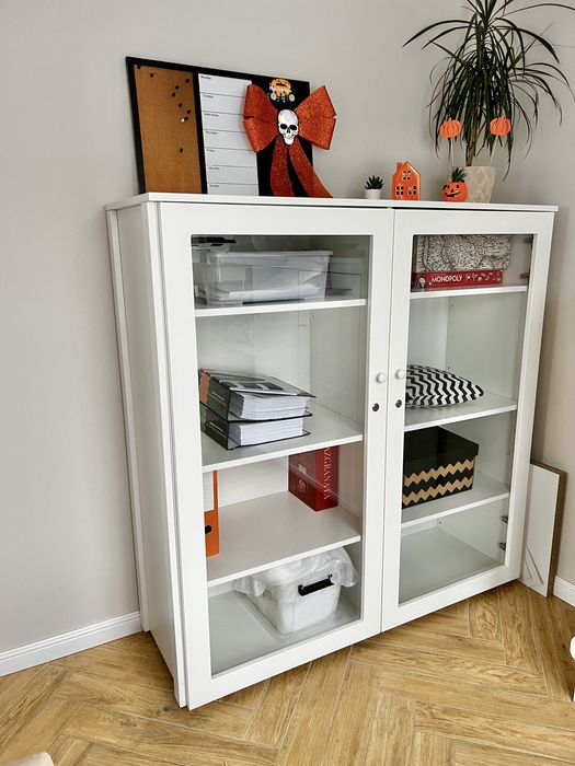 Biała witryna przeszklona komoda ze szkłem