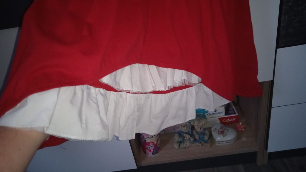 Sukienka czerwona z falbanką 134