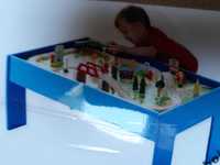 Drewniany stolik do zabawy dla dzieci z torem i pociągiem
