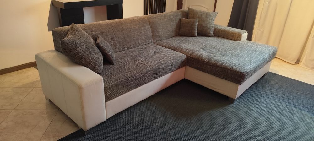 Sofá cama chaise-longue com arrumos.