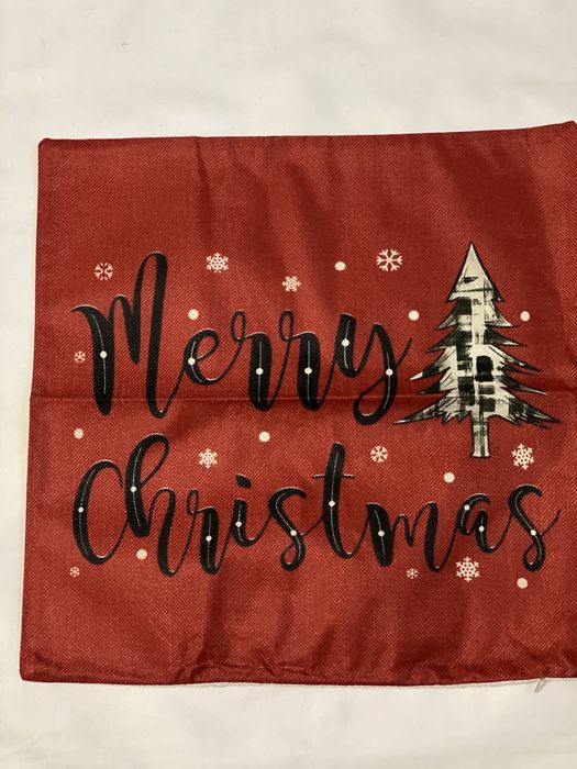 Декоративні наволочки з новорічно-різдвяним принтом.