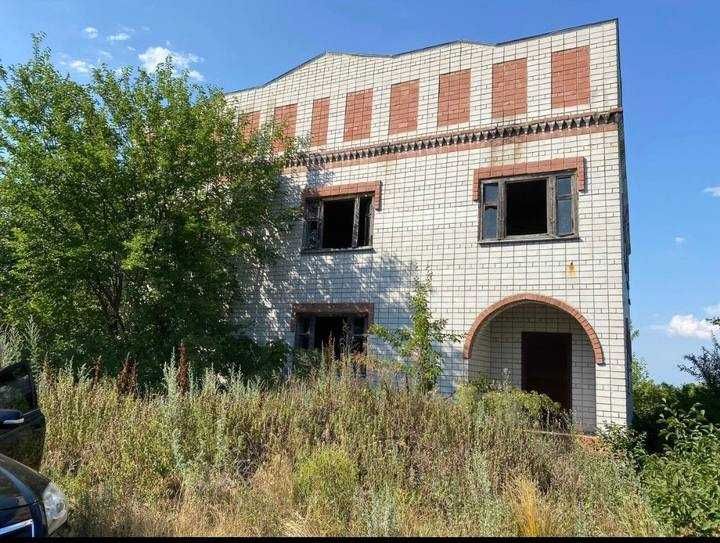 Просторий 3-х поверховий будинок для всієї родини