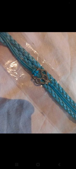 Pulseiras em fita de pele com patinha metálica - Local