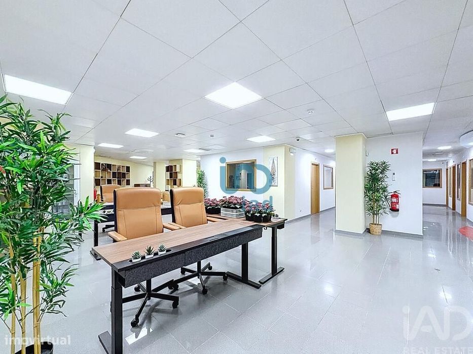 Loja / Estabelecimento Comercial em Faro (Sé e São Pedro) de 519,00 m2