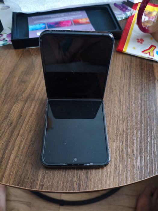 Samsung Galaxy Z Flip 4 • 256GB • Grafit • Autoryzowany serwis Samsung
