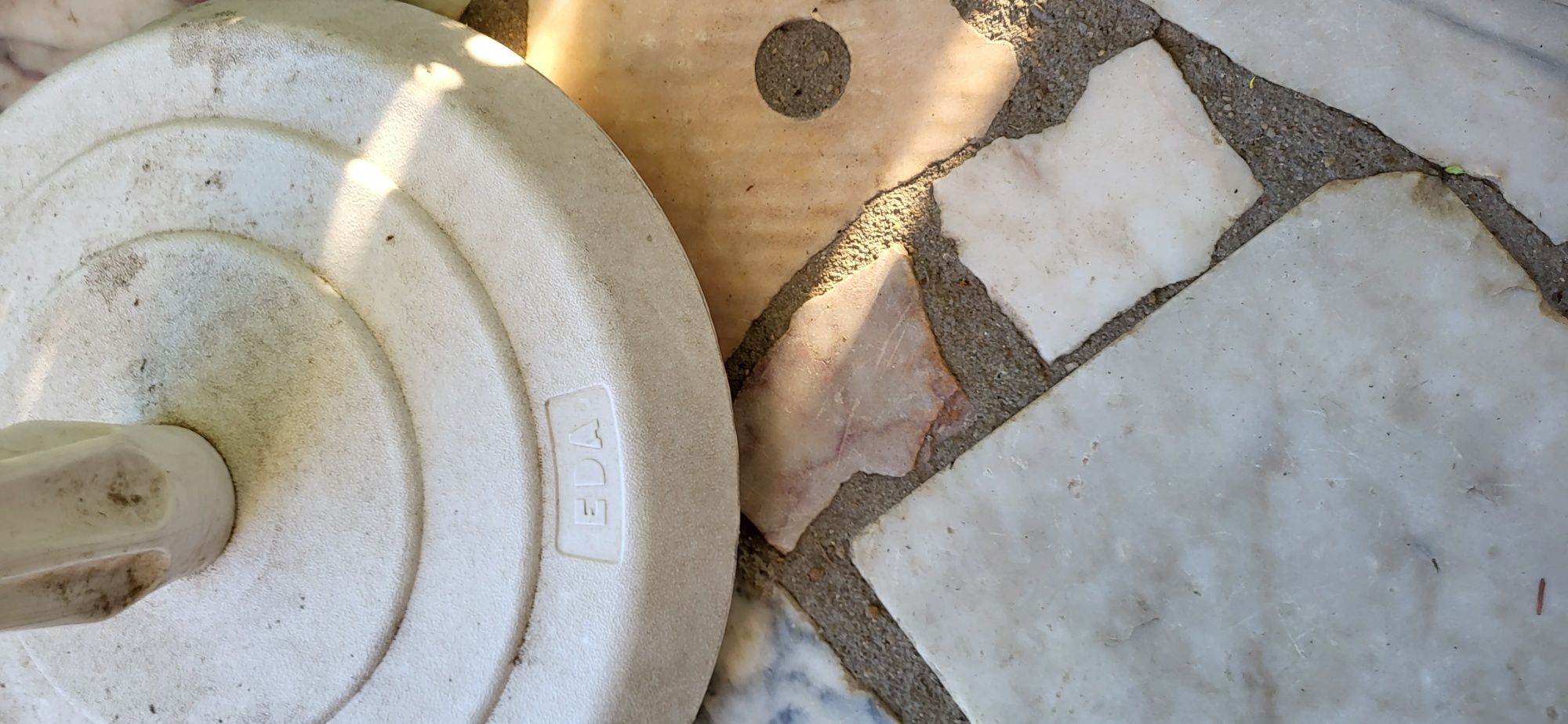 Base de chapéu de sol cheia com cimento  outra para encher com água