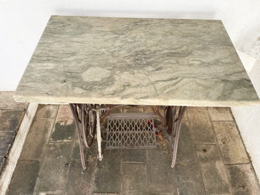 Mesa com pés de maquina de costura antiga