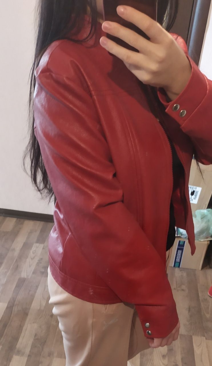 Червона куртка жіноча