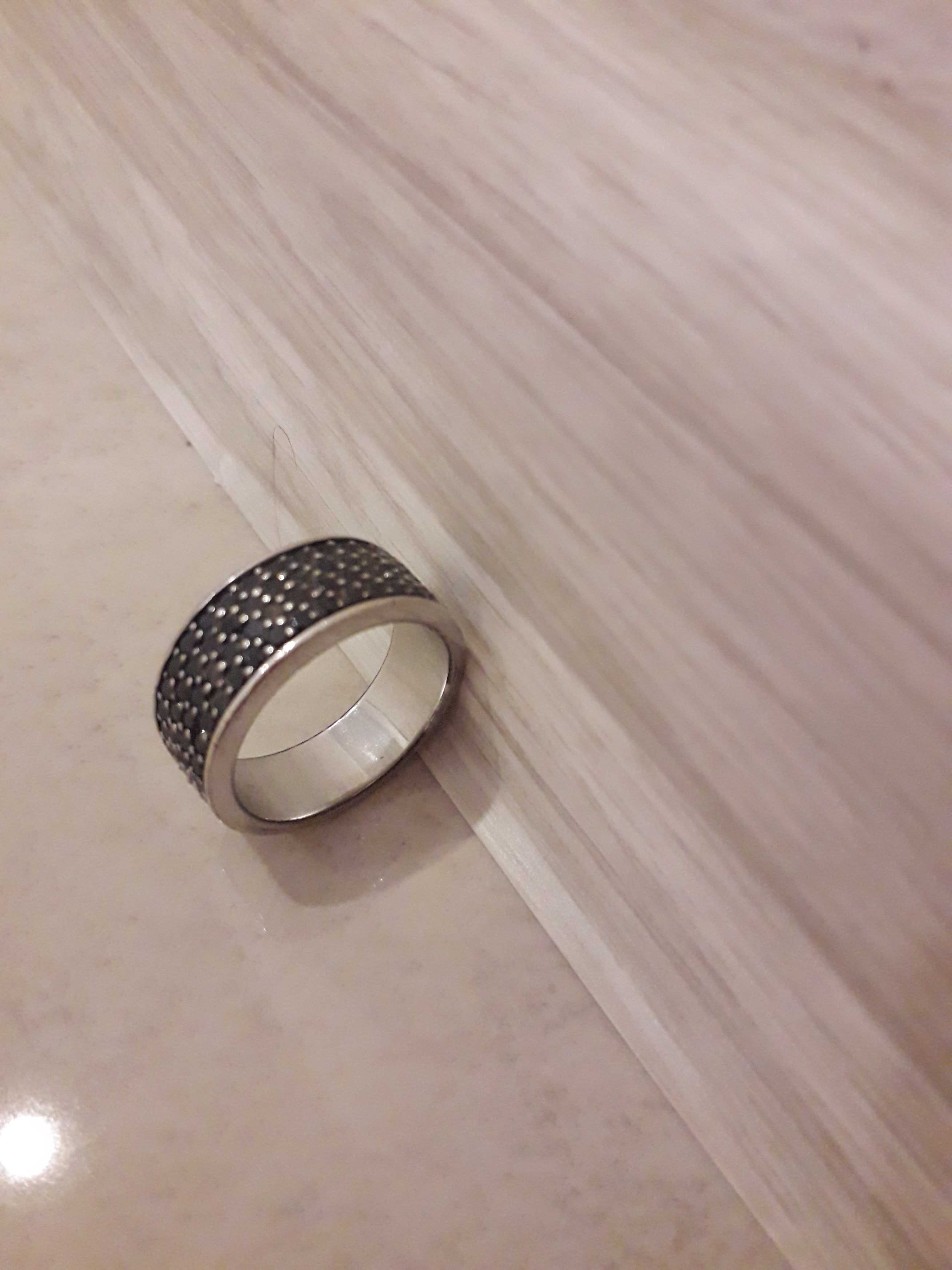Srebrny pierścionek z czarnymi cyrkomiani Apart
