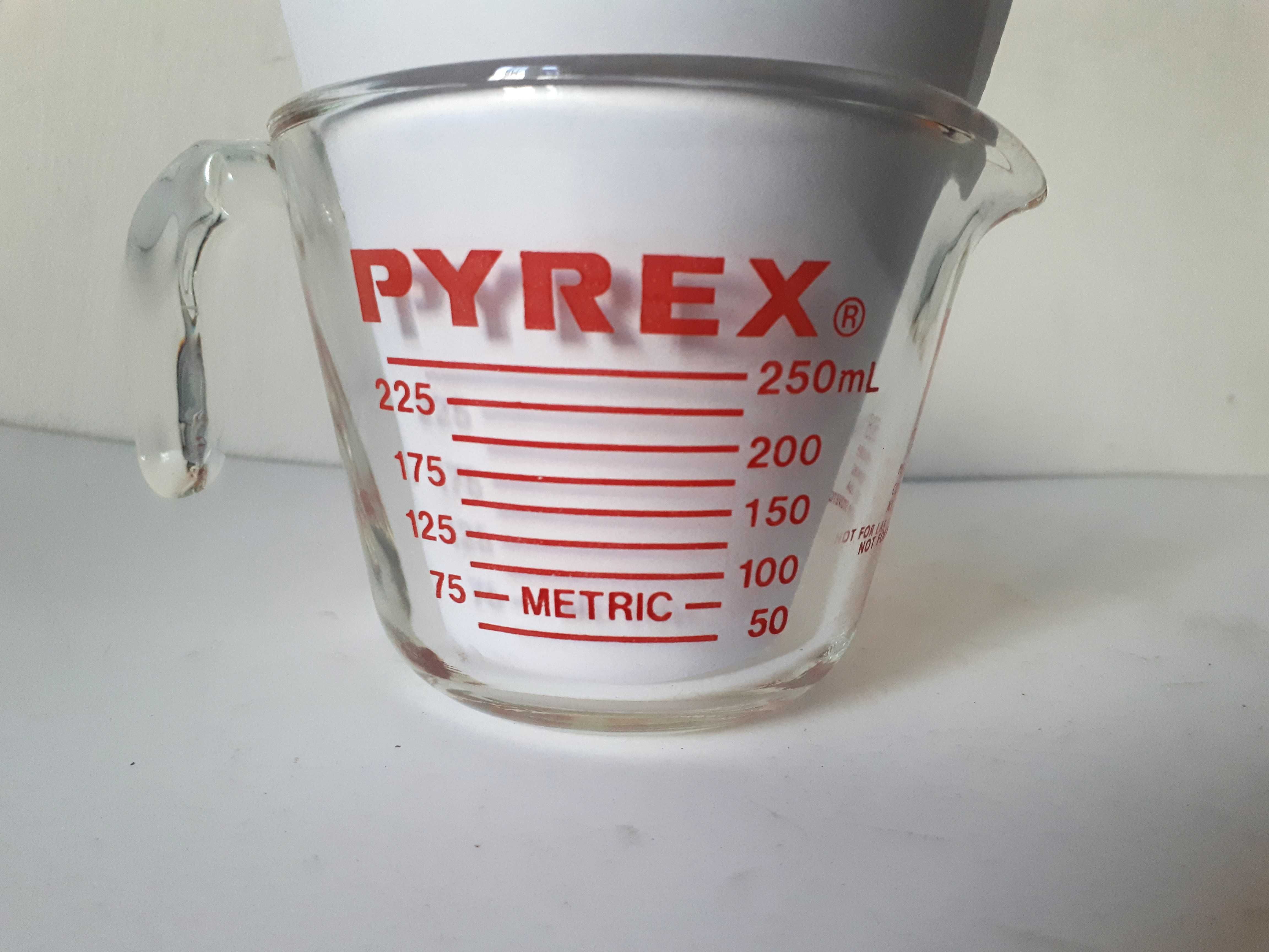 szklany pojemnik z miarką Pyrex