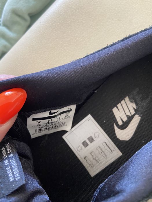 Tennos Nike de camurca pretos e dourado