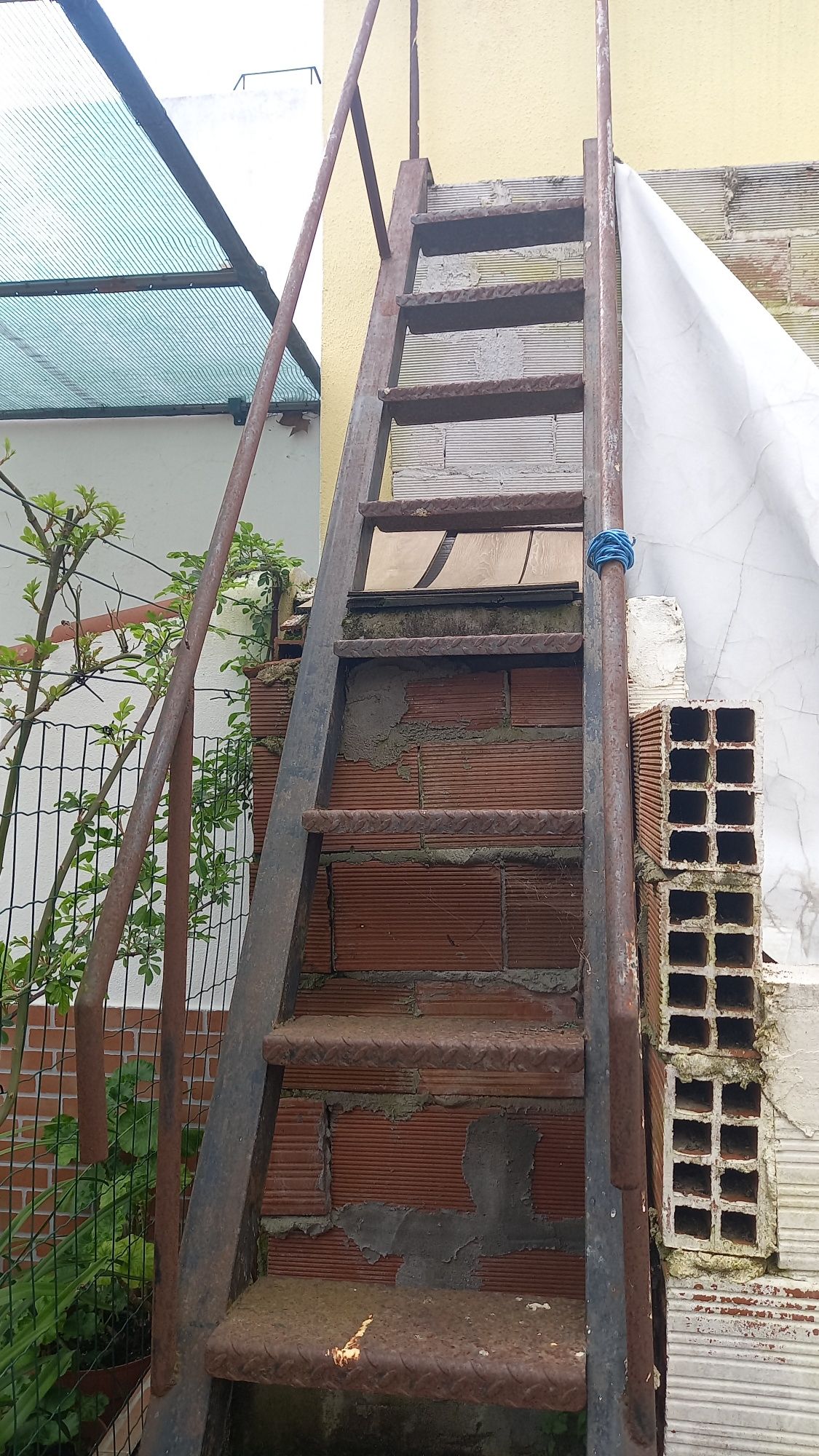 Escada de ferro com chapa gota