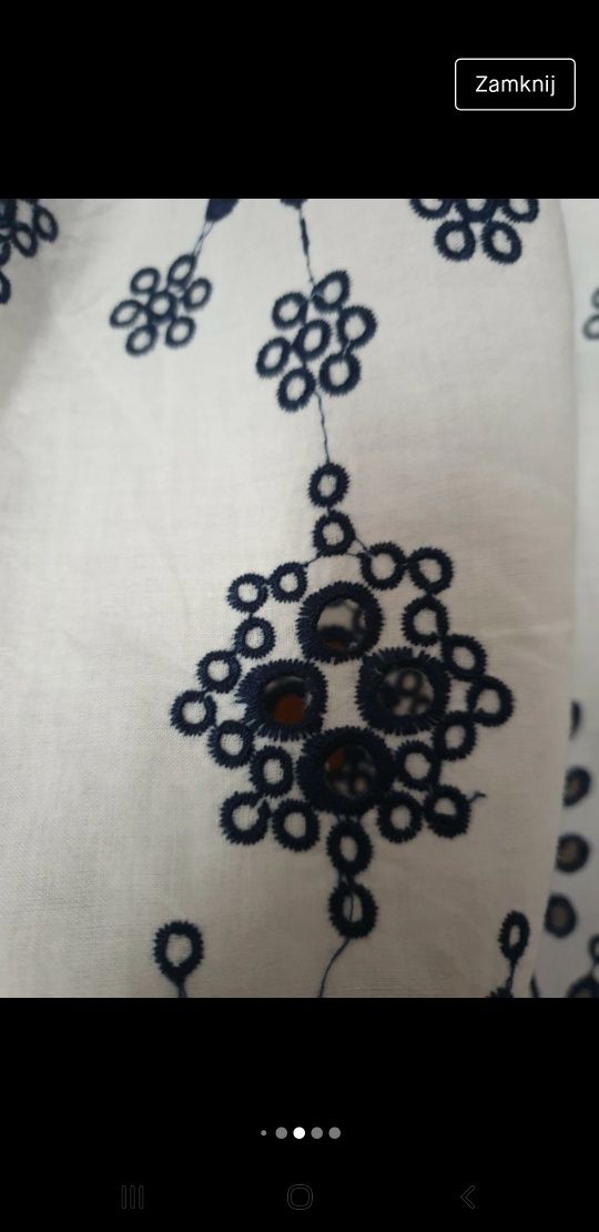 Biała ażurowa bluzeczka z granatowym haftem