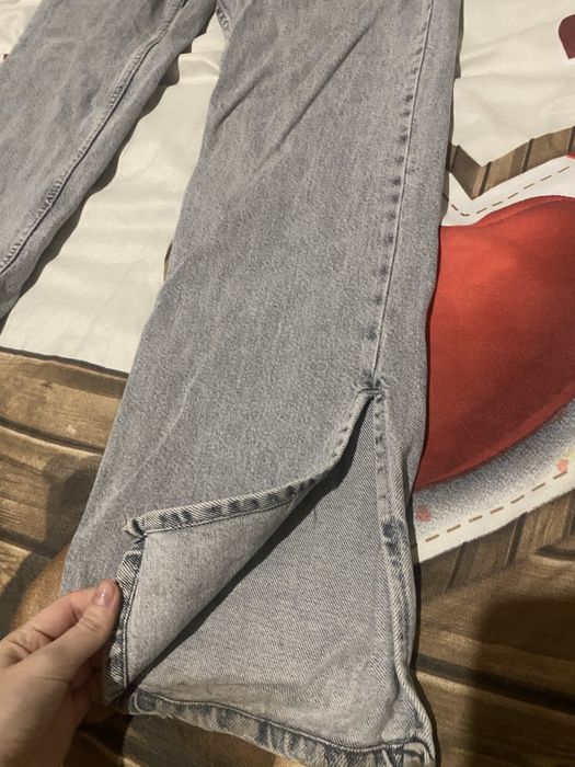 Джинсы с разрезами внизу