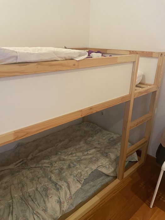 Cama kura semi nova com 2 colchoes