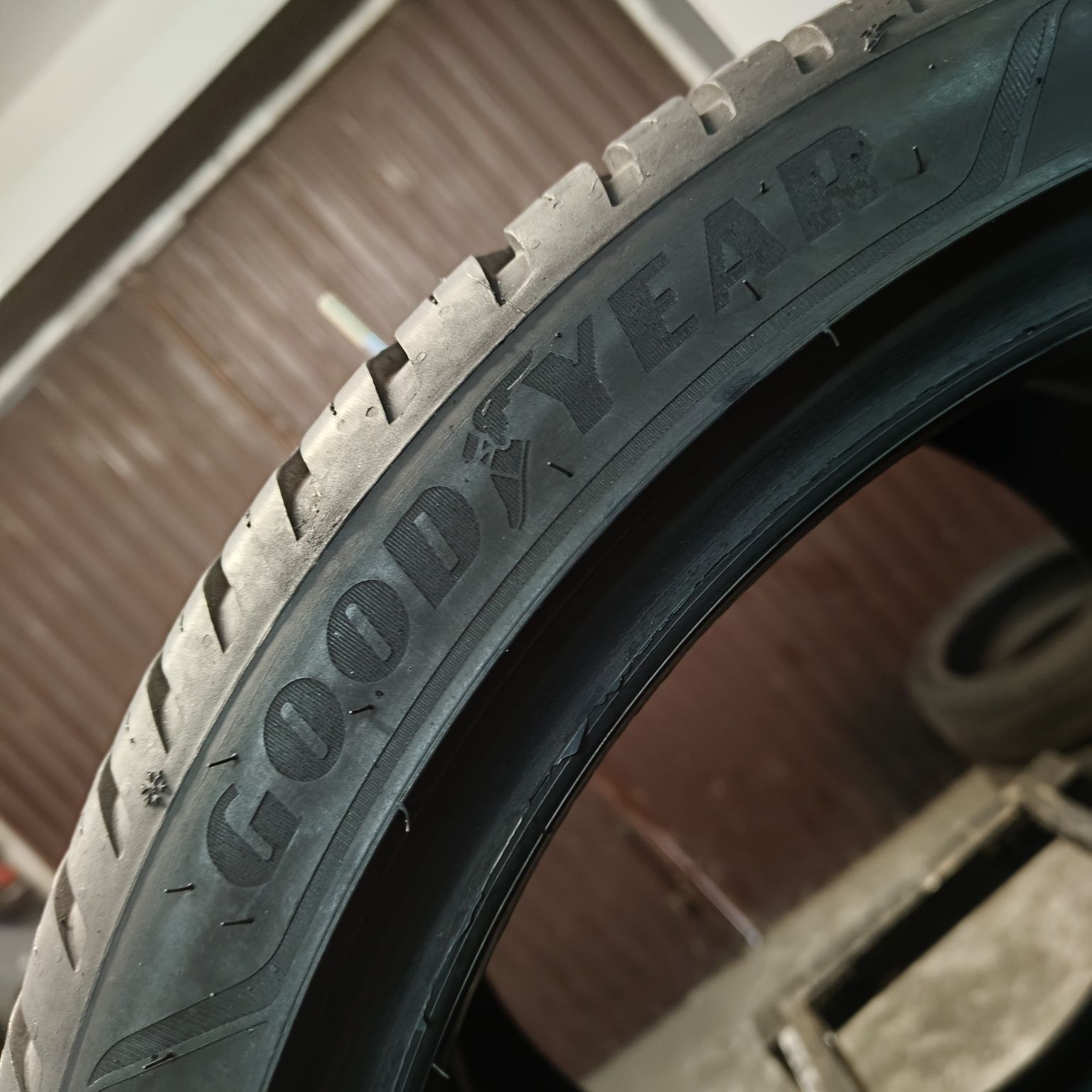 225/40/18 XL Sprzedam parę opon całorocznych Goodyear