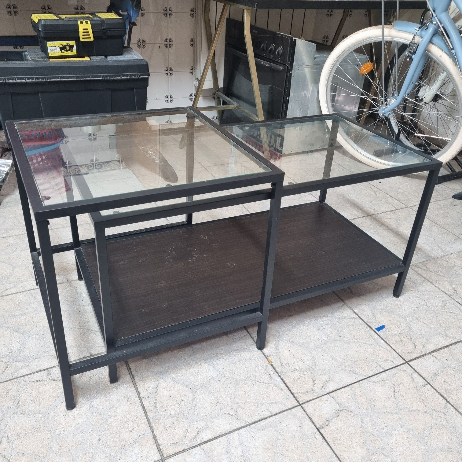 Mesa de centro preta em vidro e madeira