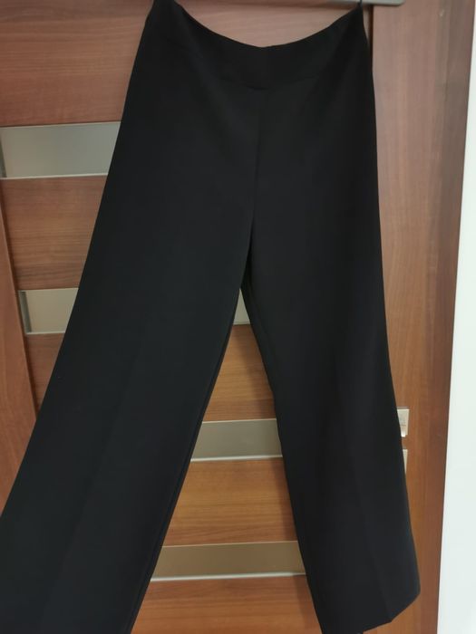 Eleganckie, przyjemne, proste spodnie marki Regard