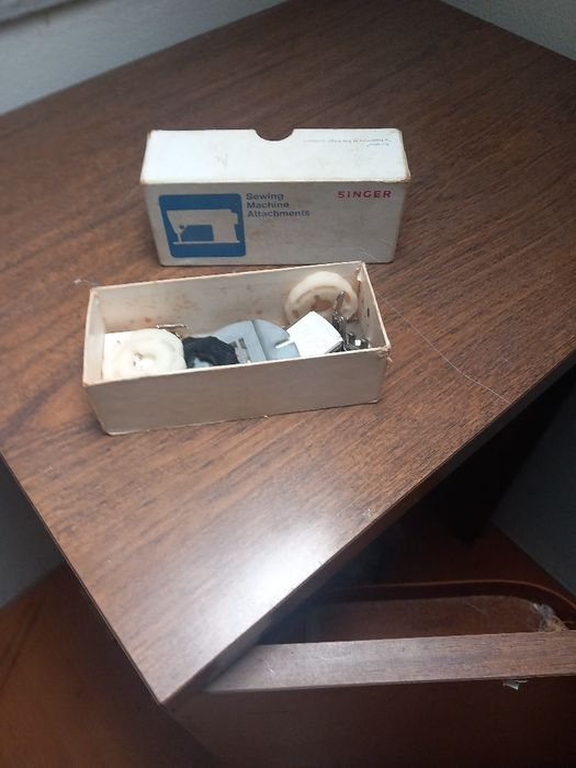 Máquina de costura com movel