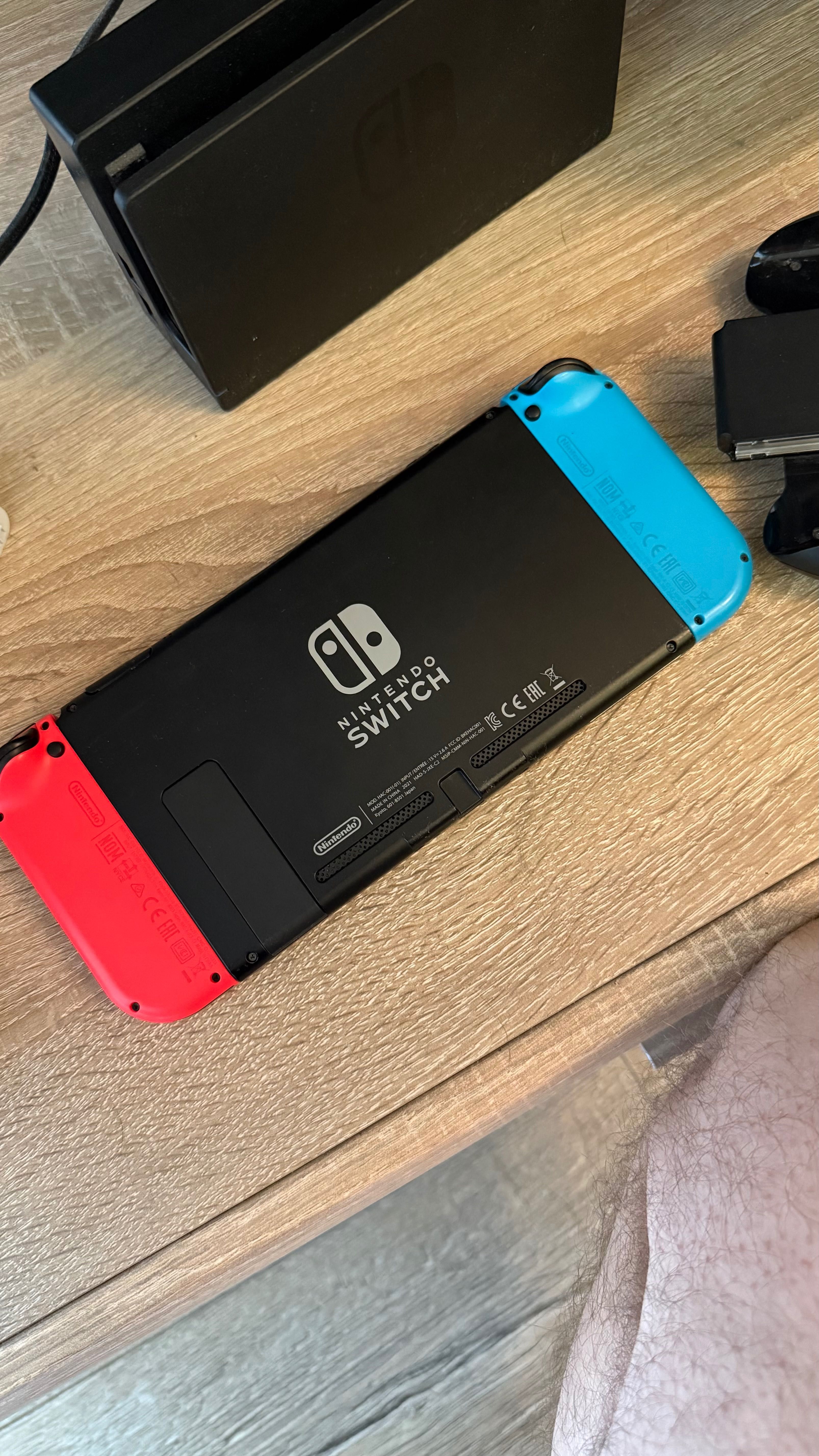 Nintendo Switch + dock + gry Pokémon