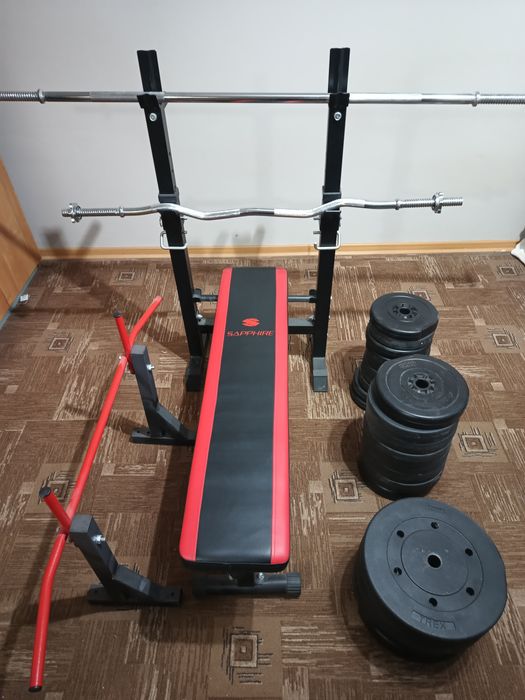 ławka treningowa z obciążeniem i drążkiem do podciągania