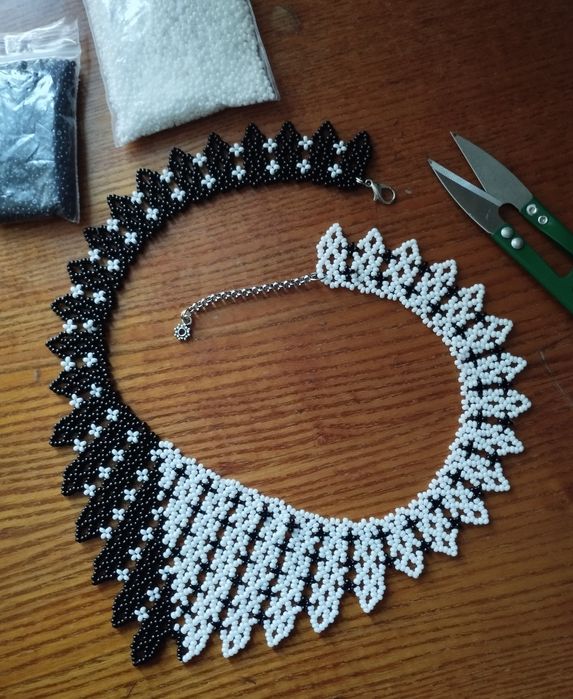 Краватка з бісеру. Прикраса на шию. Ручної роботи