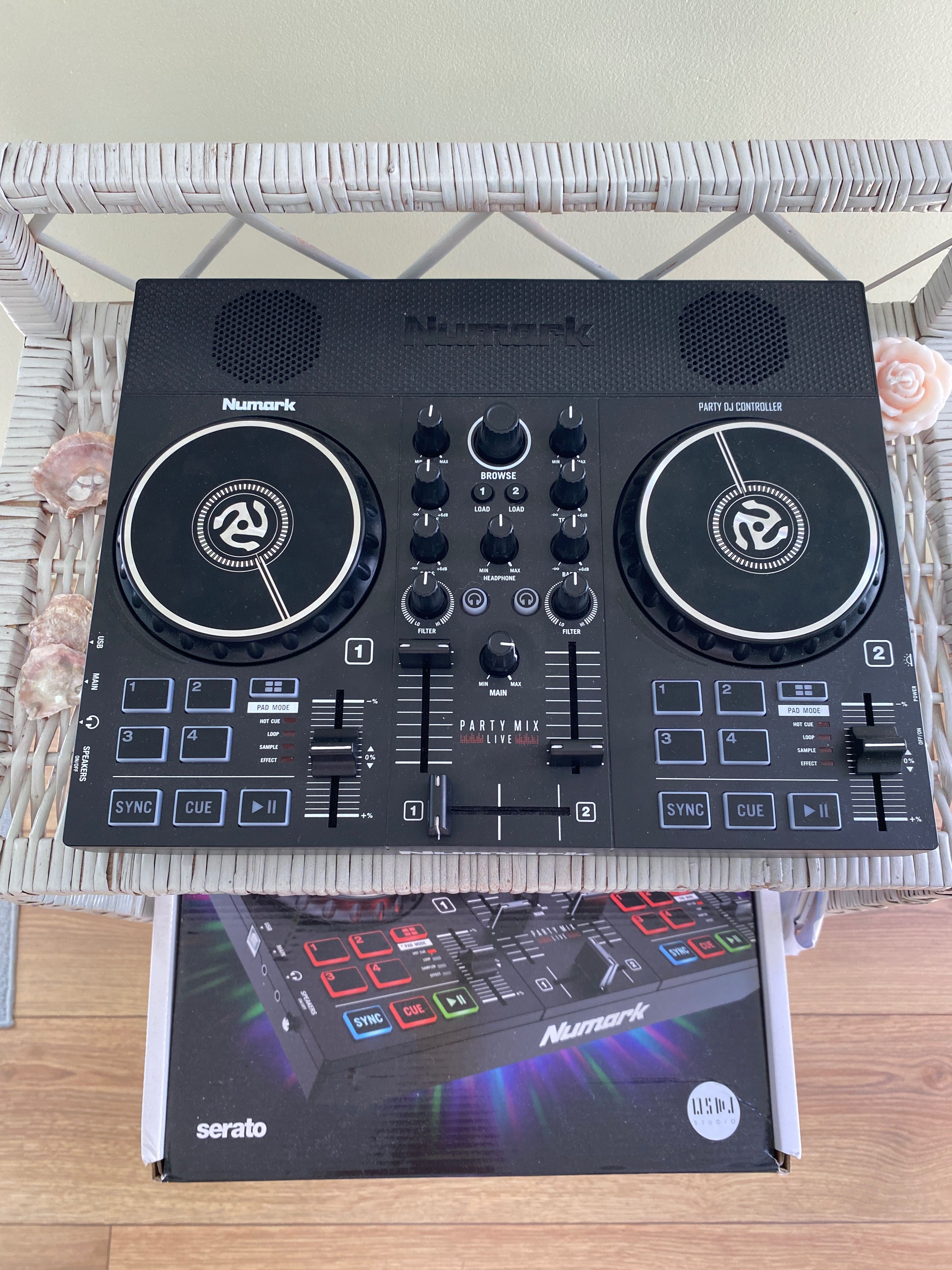 DJ controller NUMARK z wbudowanymi głośnikami i lampkami kolorowymi