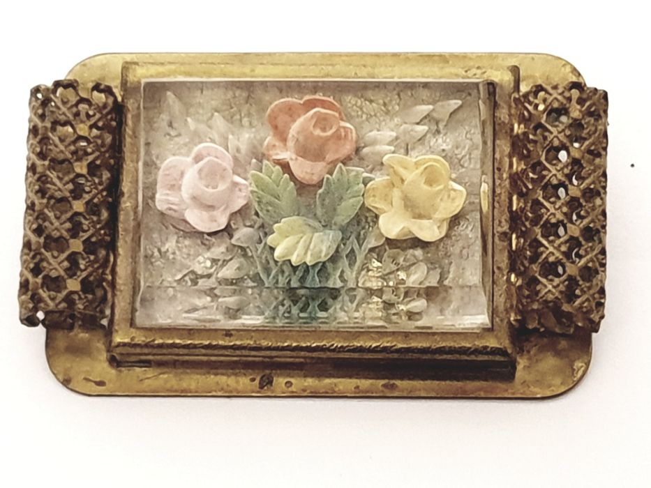 Linda pregadeira com intaglio de flores dos anos 50