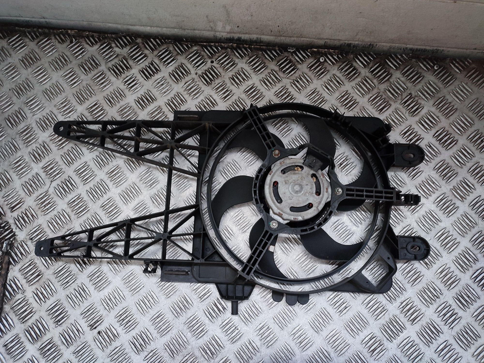 Fiat Punto II lift 1.2 8V wentylator chłodnicy